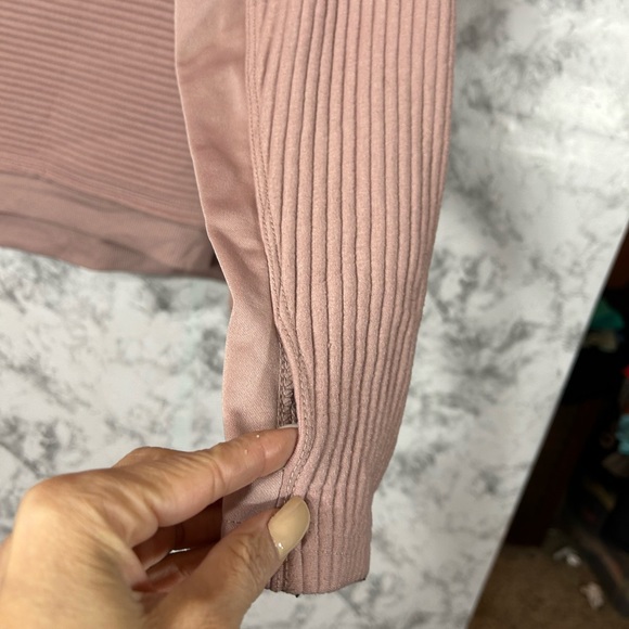 Tahari Sport TurtleNeck sweater Women’s Size Xl With thumbholes Pale Pink 13 - Picture 3 of 8